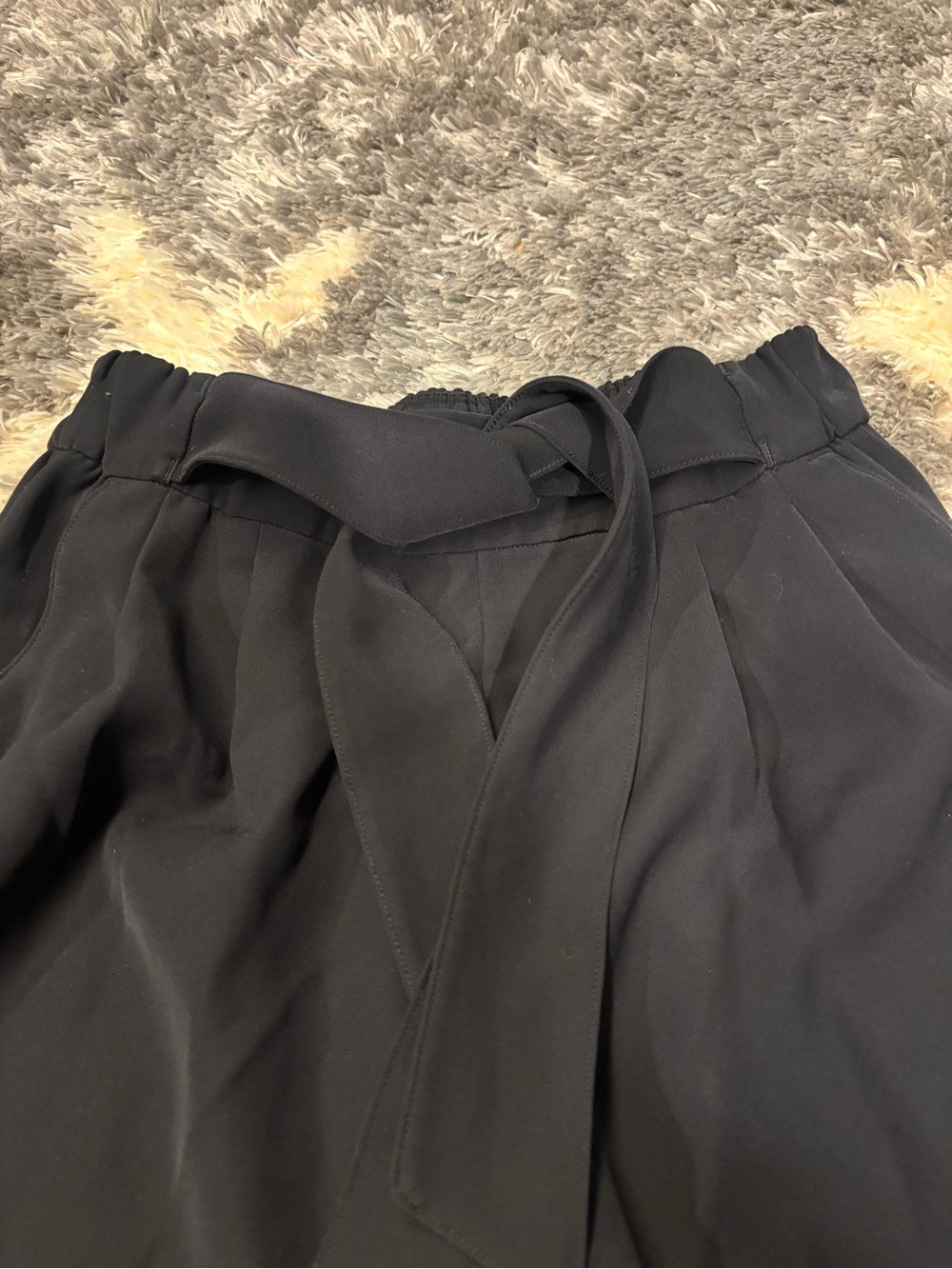 Lululemon noir tie waist wide leg pleated pants/ trousers - Black size 4. - Picture 2 of 10